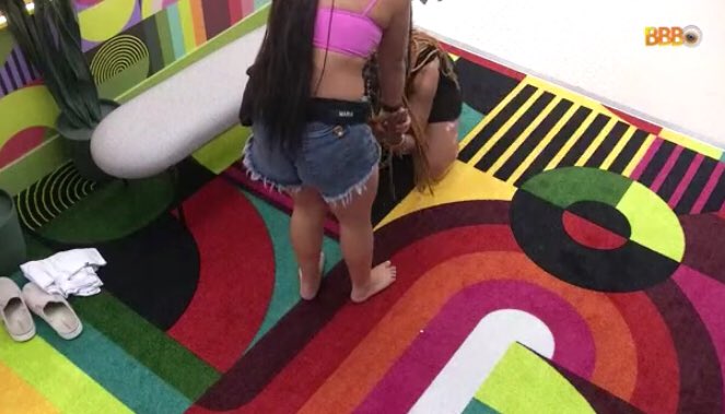 choquei's tweet photo. Natália tá chorando e dizendo que quer ir embora. Maria tá tentando acalmar ela: “Se quiser ir, vai de cabeça fria” #BBB22 https://t.co/32VHNS1zdH