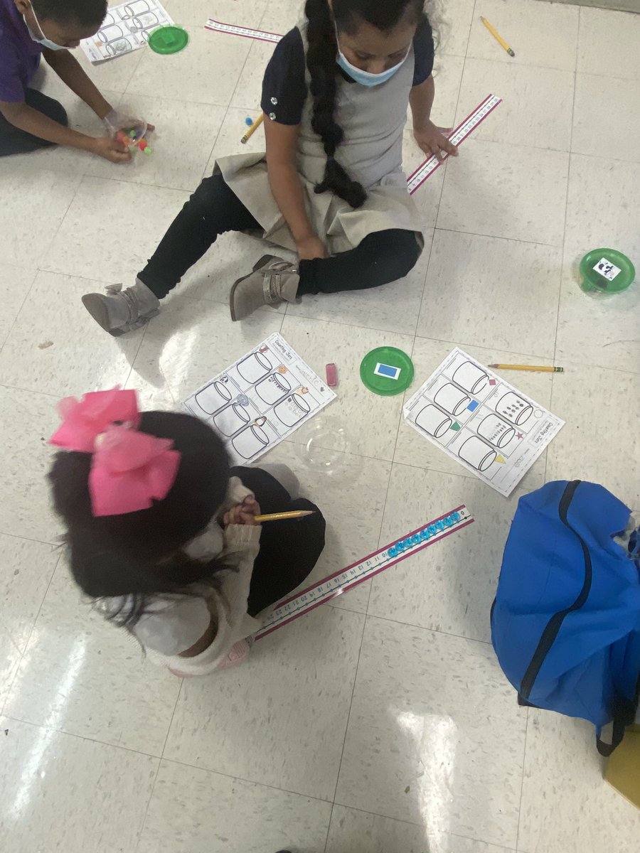 Educator817's tweet image. Today our @ShwabElementary Kindergarten scholars completed a Math Task focusing on counting sets of objects and writing the total amount up to 20 with a number line. #BuildingMathematicians #Shwabees🐝