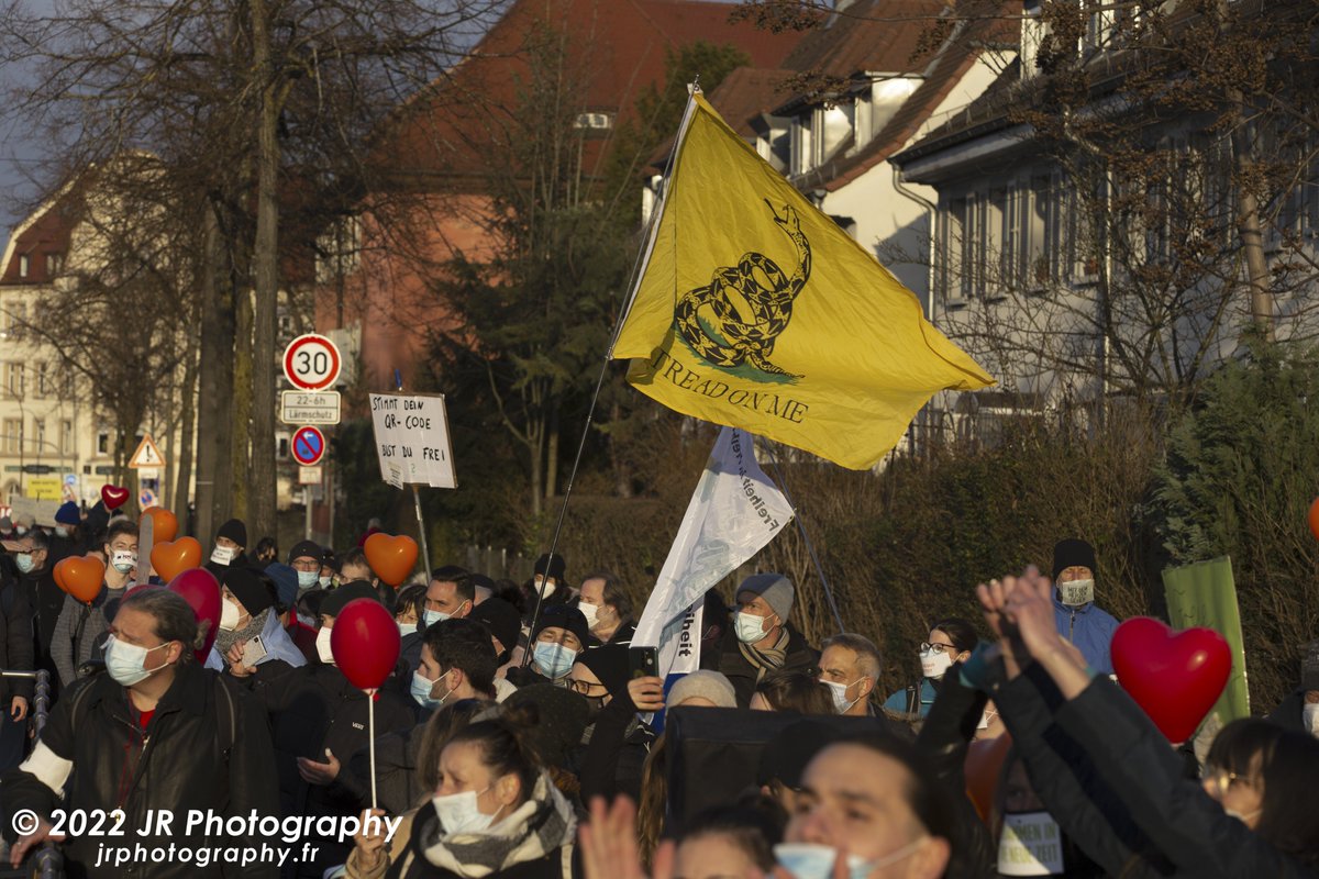 JRFotograf's tweet photo. Auch bei #fr2201 aus strategischen Gründen immer verstecktere rechtsextreme Symbolik. Dennoch ist die weit-rechte Demonstrationsbeteiligung stets präsent. Der Herr auf Bild 4 soll im Verlauf der Versammlung bspw. mehrfach den Hitlergruß getätigt haben. #antifa #freiburg 5/ https://t.co/lJlinAl4Qp