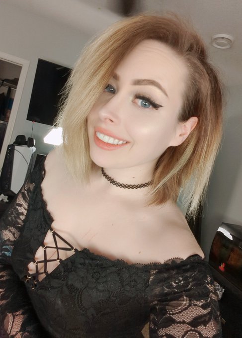 Watch Rey 🐉's leaked NSFW photo on TwXstars