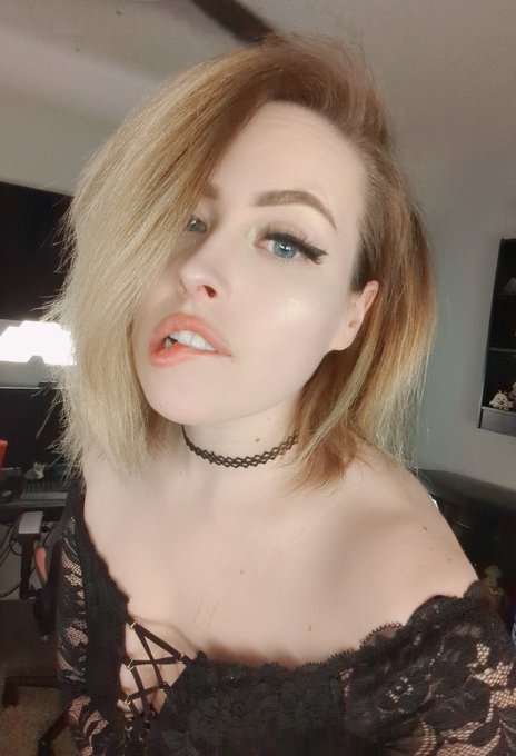 Watch Rey 🐉's leaked NSFW photo on TwXstars