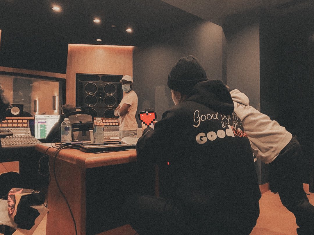 yoonfiilms's tweet photo. him #SUGA 📸 https://t.co/RTPt7SE5l1