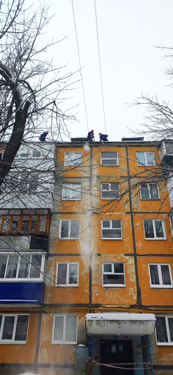 Работы по очистке крыш от снега на территории г.о. Самара проводятся в соответствии приказами Минтруда России от 16.11.2020 № 782н «Об утверждении Правил по ОТ при работе на высоте» и министерства труда и соц. защиты РФ от 29.10.2020 № 758н «Об утверждении правил по ОТ в ЖКХ»