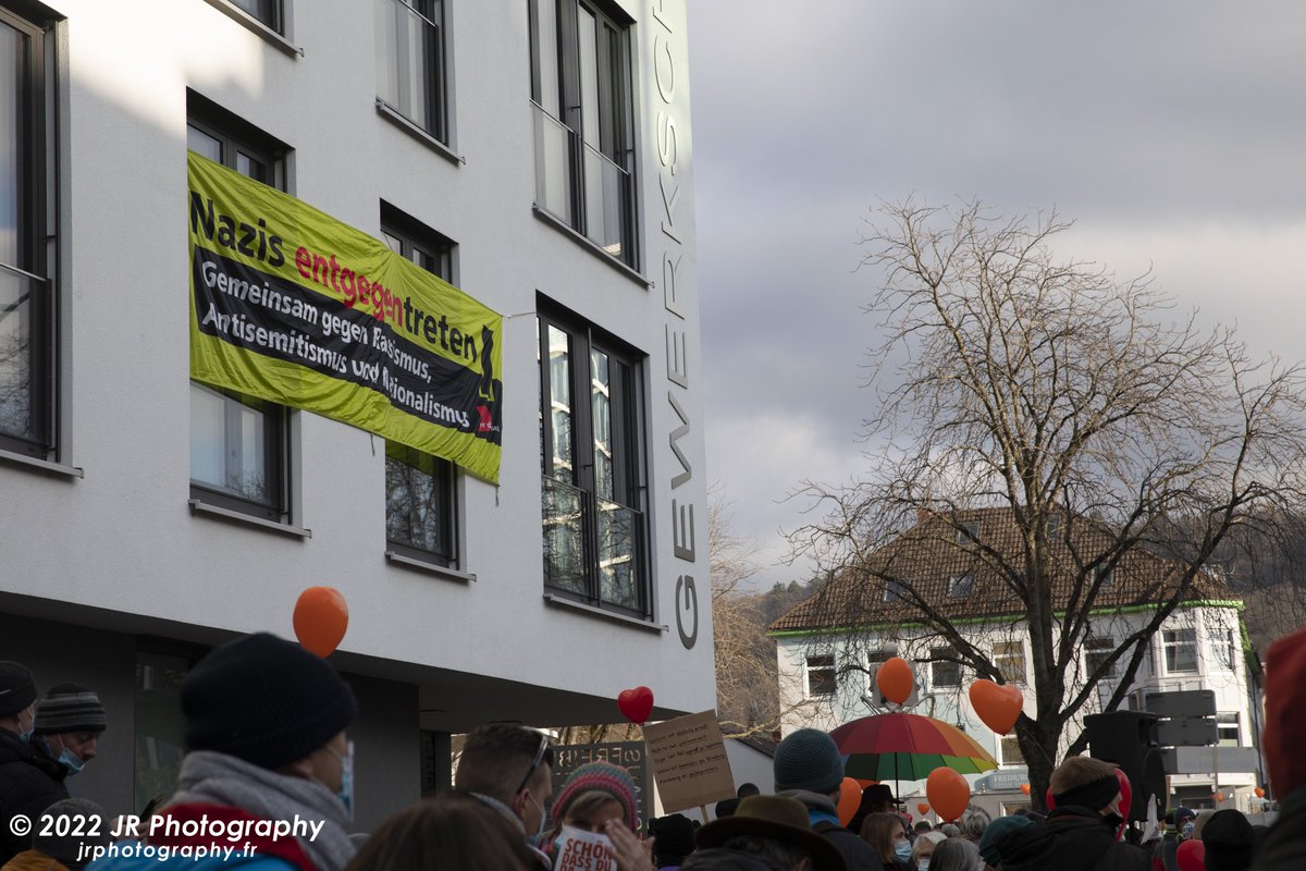 JRFotograf's tweet photo. Gegen die verschwörungsideologische Demonstration in #Freiburg gab es einen vielfältigen #antifa|schistischen Gegenprotest. Entlang der Route wurde dieser immer wieder deutlich. #fr2201 6/ https://t.co/OGIkaejLBD