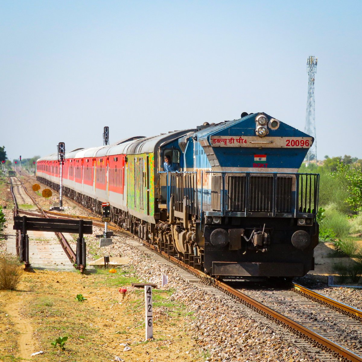 Mighty BGKT WDP4 leading 22476 Coimbatore - Hisar AC Express Skipping Udramsar at full pace.

📸 Oct 2021 #railfans #IndianRailways