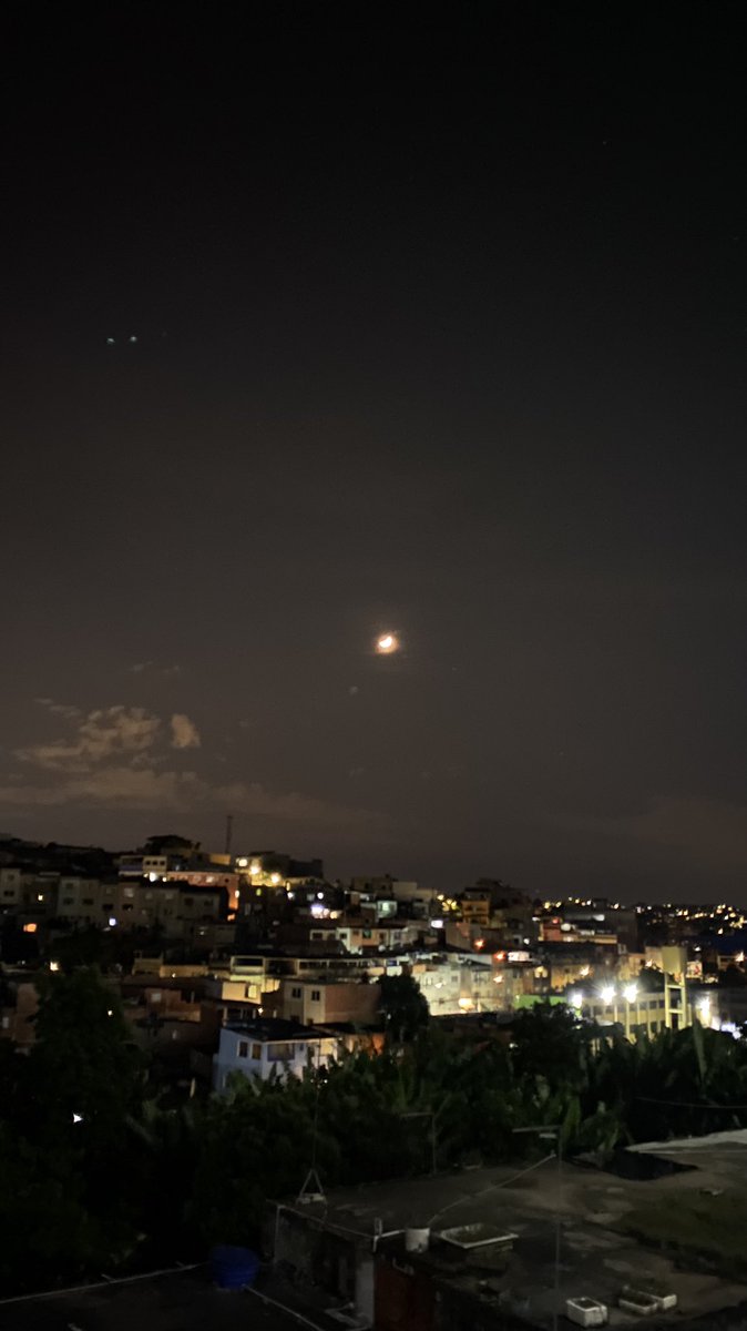 DaniloShowOfc's tweet photo. Olhem essa lua 🌜 2:12hs # https://t.co/FH4Fq5Zjmz