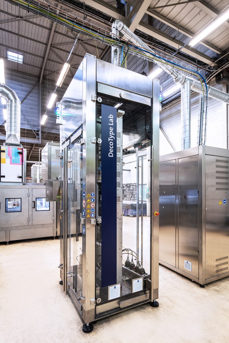 KronesAG's tweet photo. You got a great idea for a bottle design, but you're not sure how it'll look in reality? π€ Then the #DecoType Lab is just right for you! Thanks to its separate system for pre- and post-treatment it's ideal for product development and testing. #GermanBlingBling #Krones #KronesAG https://t.co/CODNIx1ivp