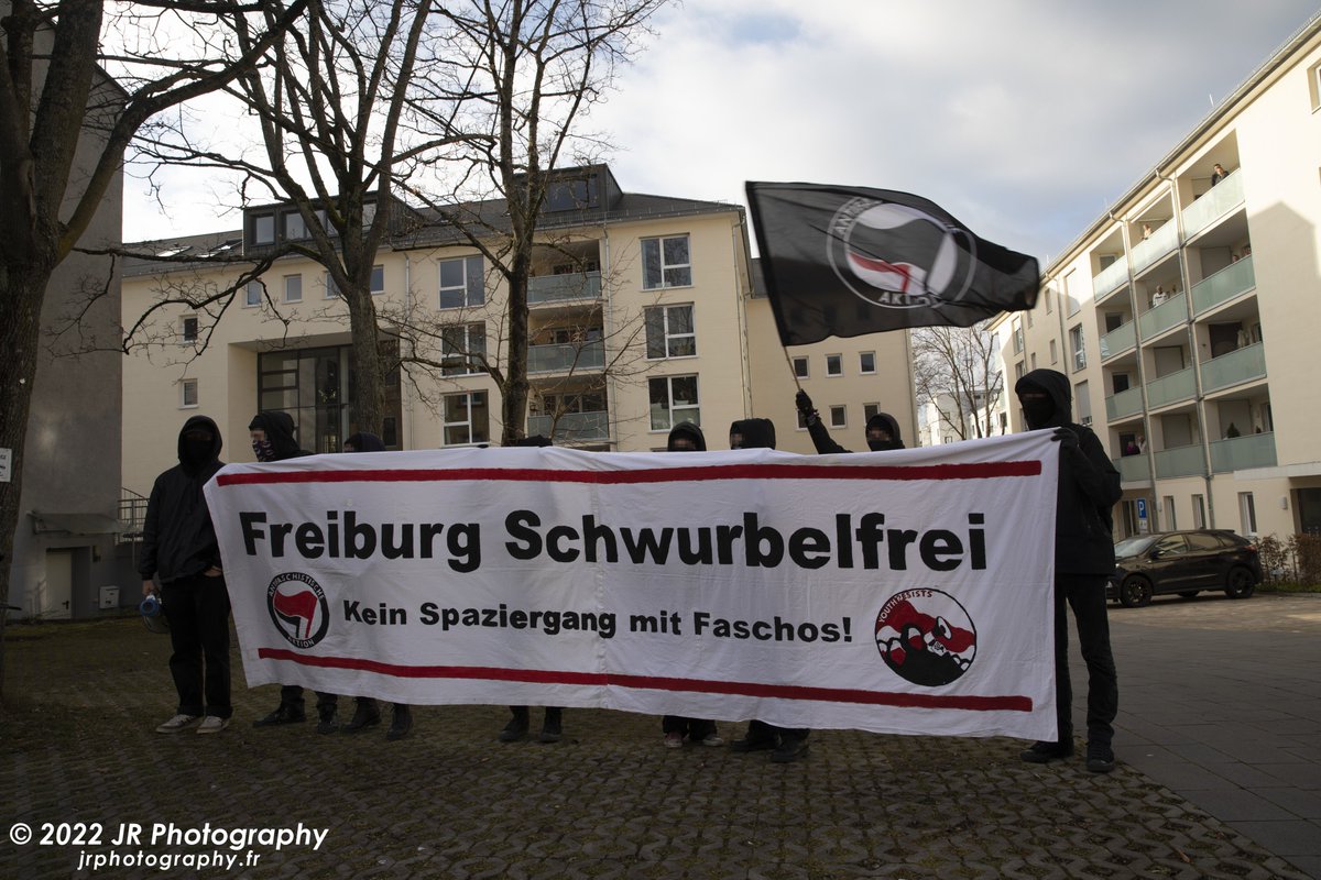 JRFotograf's tweet photo. Gegen die verschwörungsideologische Demonstration in #Freiburg gab es einen vielfältigen #antifa|schistischen Gegenprotest. Entlang der Route wurde dieser immer wieder deutlich. #fr2201 6/ https://t.co/OGIkaejLBD
