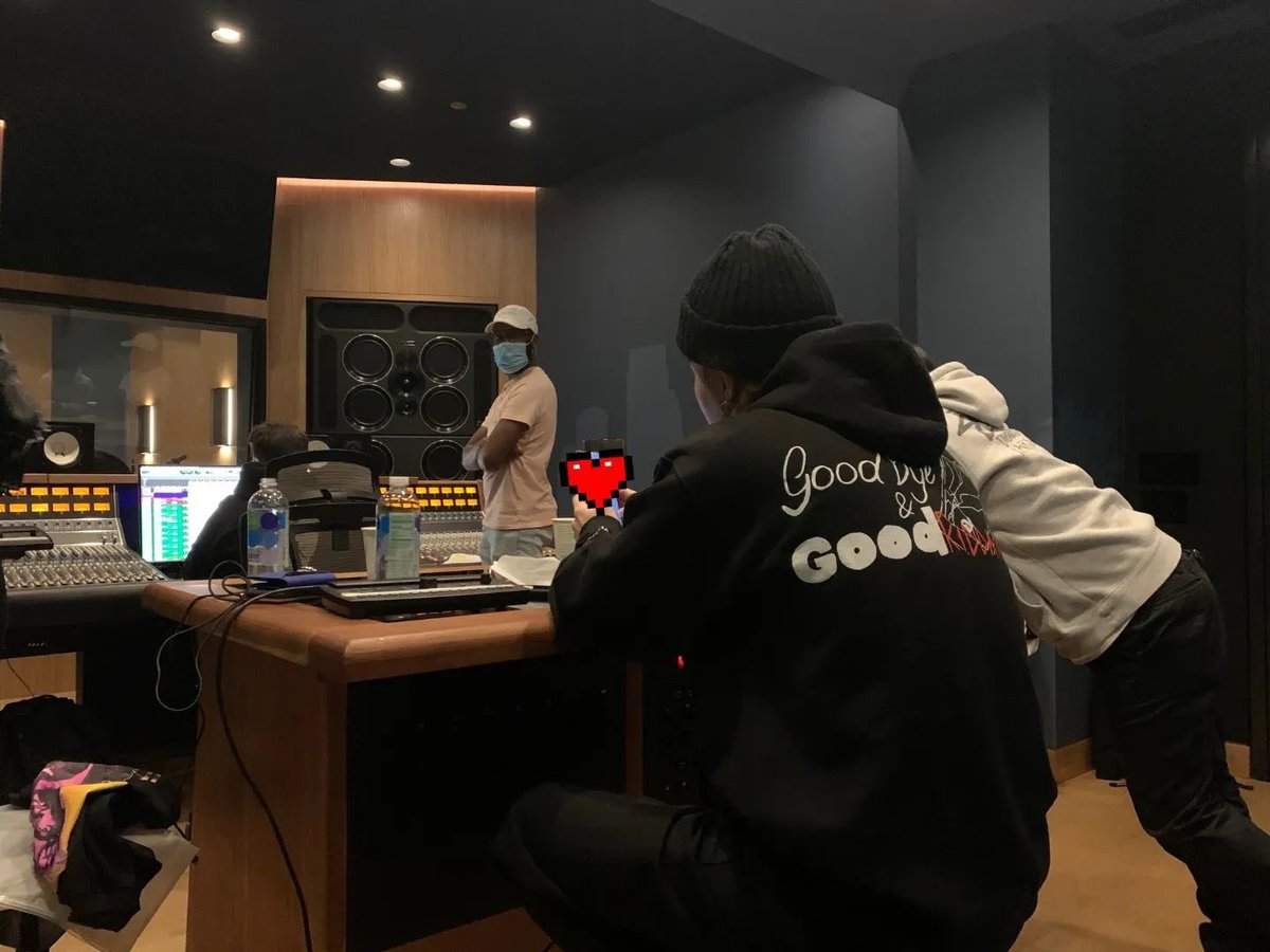 Elymin136's tweet photo. [agustd] Instagram

Yoongi: en el lado débil [cuando se trata] de notas altas

• https://t.co/1qrVtJ2Onz

(que no es su fuerte cuando se trata de cantar notas altas)

@BTS_twt btsbaragi_jk https://t.co/vRFNuHbFzL