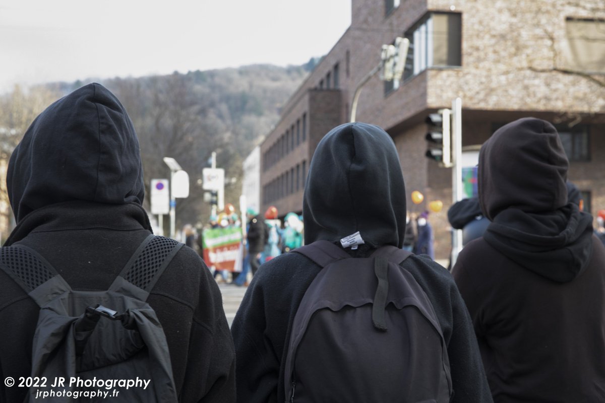 JRFotograf's tweet photo. Gegen die verschwörungsideologische Demonstration in #Freiburg gab es einen vielfältigen #antifa|schistischen Gegenprotest. Entlang der Route wurde dieser immer wieder deutlich. #fr2201 6/ https://t.co/OGIkaejLBD