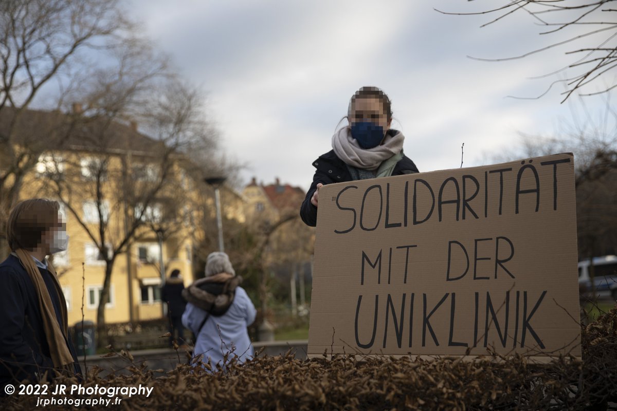 JRFotograf's tweet photo. Gegen die verschwörungsideologische Demonstration in #Freiburg gab es einen vielfältigen #antifa|schistischen Gegenprotest. Entlang der Route wurde dieser immer wieder deutlich. #fr2201 6/ https://t.co/OGIkaejLBD
