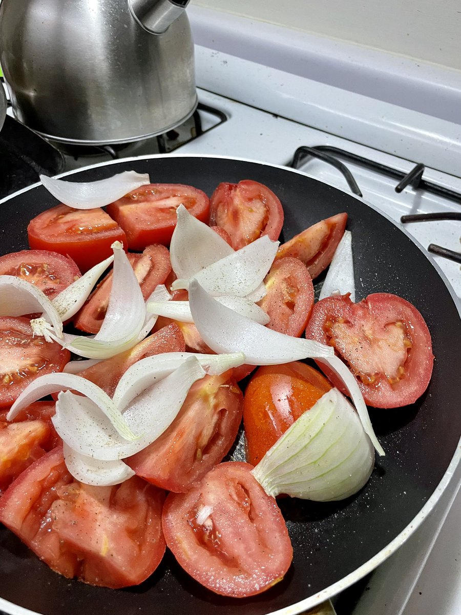 LaFondexa's tweet photo. SALSA PARA ENTOMATADAS
Voy a empezar a publicar mis recetas por acá y el paso a paso.

Necesitamos 7-10 jitomates saladet, 1/4 cebolla, 2 dientes de ajo, caldo/agua, 5-7 chiles pasilla, 1 cda. de orégano, 1/2 cdta. de sal y 1 pizca de comino.

Comenzamos con el hilo. (1) 👀🌶🧵 https://t.co/6gGHRFiR4C