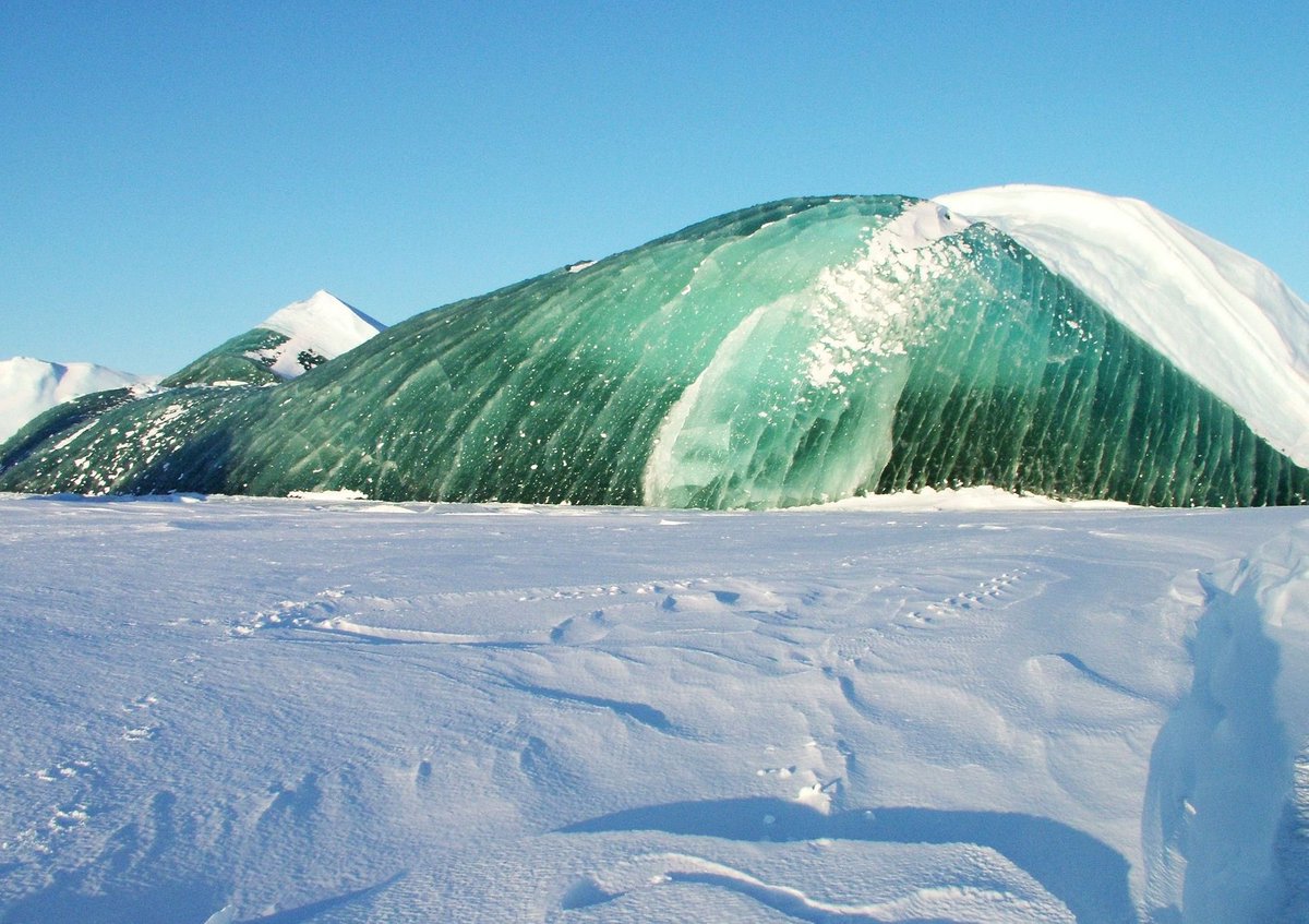 Bouteflikov's tweet photo. Les «jade-bergs» sont des icebergs de couleur vert-émeraude. On ne les trouve qu’en Antarctique, ils n’ont aucune bulle d’air, ils contiennent du fer et on pense qu’ils sont essentiels à l’écosystème. https://t.co/jljKEvUN4e
