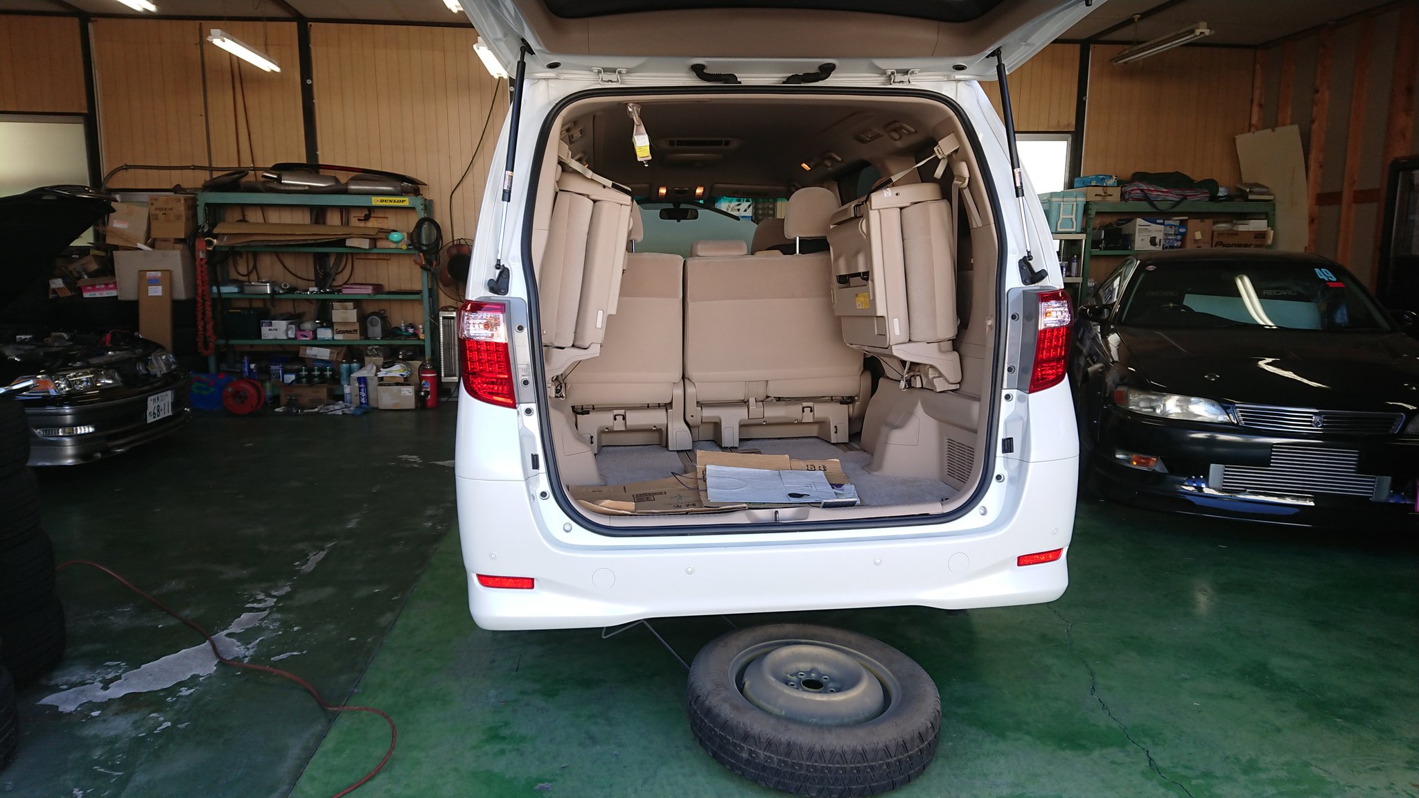 Garage Akr 最近は付いて無い車が多くなりましたが スペアタイヤのエアー見てますか スペアどころか履いてるタイヤ のエアーも見ない人が多い 皆さん 時々点検しましょう 因みにこの車のスペアタイヤは 1 1キロでした F T