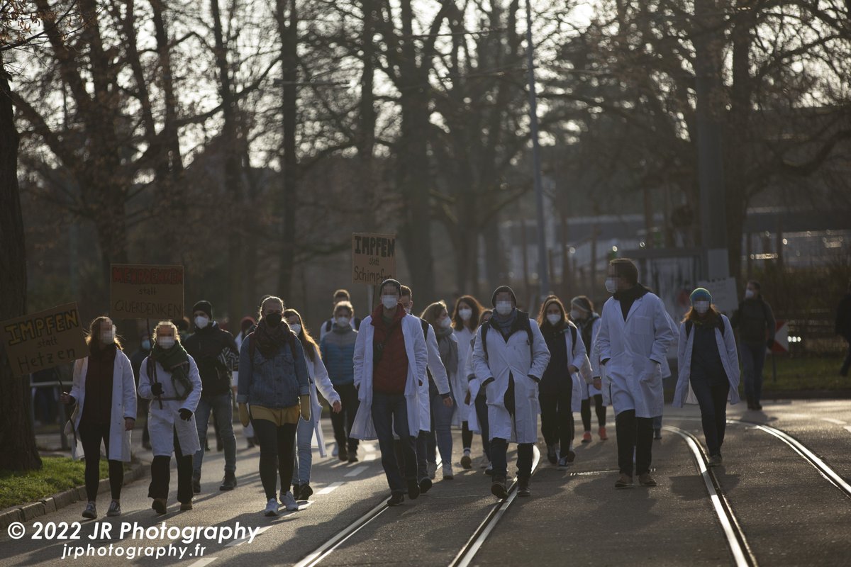 JRFotograf's tweet photo. Da die ursprüngliche Route d #QuerdenkenStoppen-Demonstration entlang der Uniklinik führte mobilisierte das bürgerlich-#antifa|schistische @BuendnisFreiVAC zu einer Menschenkette. Nach deren Auflösung äußerten die Menschen in unmittelbarer Nähe ihren Protest. #fr2201 #Freiburg 7/ https://t.co/6gauWrgDjq