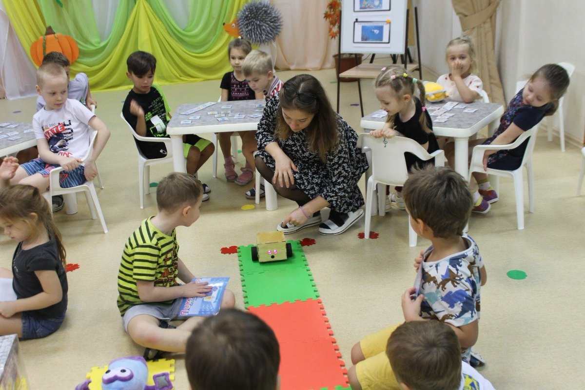 В рамках НП "Образование" воспитанники МБДОУ № 374 осваивают навыки программирования средствами пиктограмм (знаков, символов), заменяющих текстовые команды. Это способствует полноценному познавательному развитию старших дошкольников и их позитивной социализации в окружающем мире