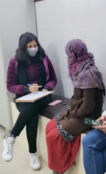 SwatiJaiHind's tweet photo. मैं लड़की से मिली। उसने बताया कैसे 3 आदमियों ने उसके साथ गैंग रेप किया &amp; वहाँ खड़ी औरतों ने उनको रेप करने को उकसाया। लड़की के शरीर पे अमानवीय घाव हैं। उसको गंजा &amp; मुँह काला कर इलाक़े में घुमाया गया। अवैध शराब बेचने वालों की दबंगई बहुत बढ़ गयी है। इनपे पुलिस को शिकंजा कसना चाहिए! https://t.co/7WjfwLTM2G