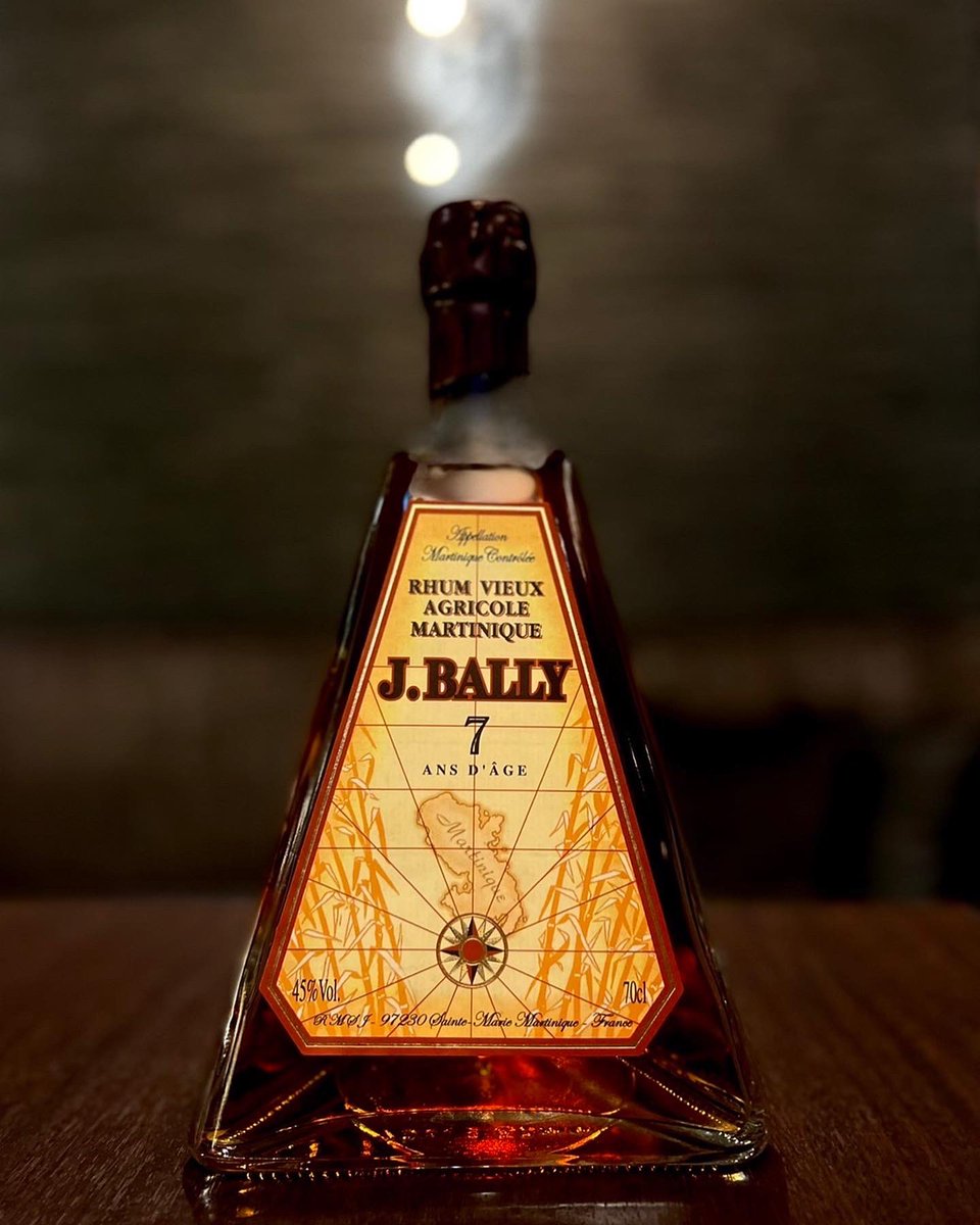 PJB_REVOLVER's tweet photo. RHUM J.BAlLY 7 years

フランス領マルティニーク島産ラム⚜️創業時のデザインを復刻させたピラミッドボトルに7年熟成原酒を詰めた力強さの中にレーズンのような香味が愉しめる一品🎩

#pjb #rhum #jbally https://t.co/BCsEMF9Aro