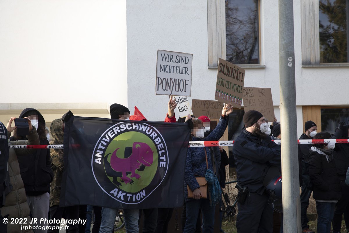 JRFotograf's tweet photo. Da die ursprüngliche Route d #QuerdenkenStoppen-Demonstration entlang der Uniklinik führte mobilisierte das bürgerlich-#antifa|schistische @BuendnisFreiVAC zu einer Menschenkette. Nach deren Auflösung äußerten die Menschen in unmittelbarer Nähe ihren Protest. #fr2201 #Freiburg 7/ https://t.co/6gauWrgDjq