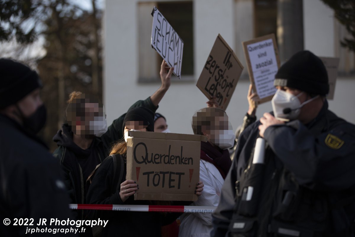 JRFotograf's tweet photo. Da die ursprüngliche Route d #QuerdenkenStoppen-Demonstration entlang der Uniklinik führte mobilisierte das bürgerlich-#antifa|schistische @BuendnisFreiVAC zu einer Menschenkette. Nach deren Auflösung äußerten die Menschen in unmittelbarer Nähe ihren Protest. #fr2201 #Freiburg 7/ https://t.co/6gauWrgDjq
