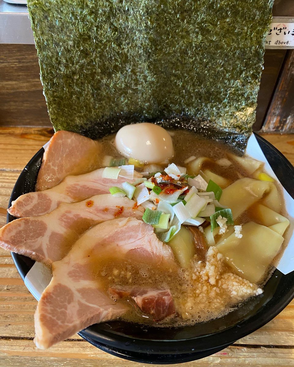 Ashikaaaa's tweet photo. すごい何年か振りに、
すごい煮干しラーメン凪行ってきたよ！
ゴールデン街本館のほう。 https://t.co/9srA2QeyHG