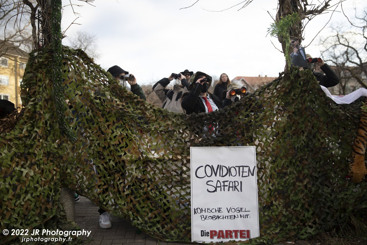 JRFotograf's tweet photo. Auch @PARTEI_Freiburg äußerte #antifa|schistischen Gegenprotest und an diesem Protesttag verblieb die Frage: Wo ist eigentlich Coronaleugner Stephan Wermter (#noAfD-naher, ehemaliger OB-Kandidat)? Etwa an Covid-19 verstorben? #fr2201 #freiburg #QuerdenkenStoppen 8/8 https://t.co/8glhoXYiIs