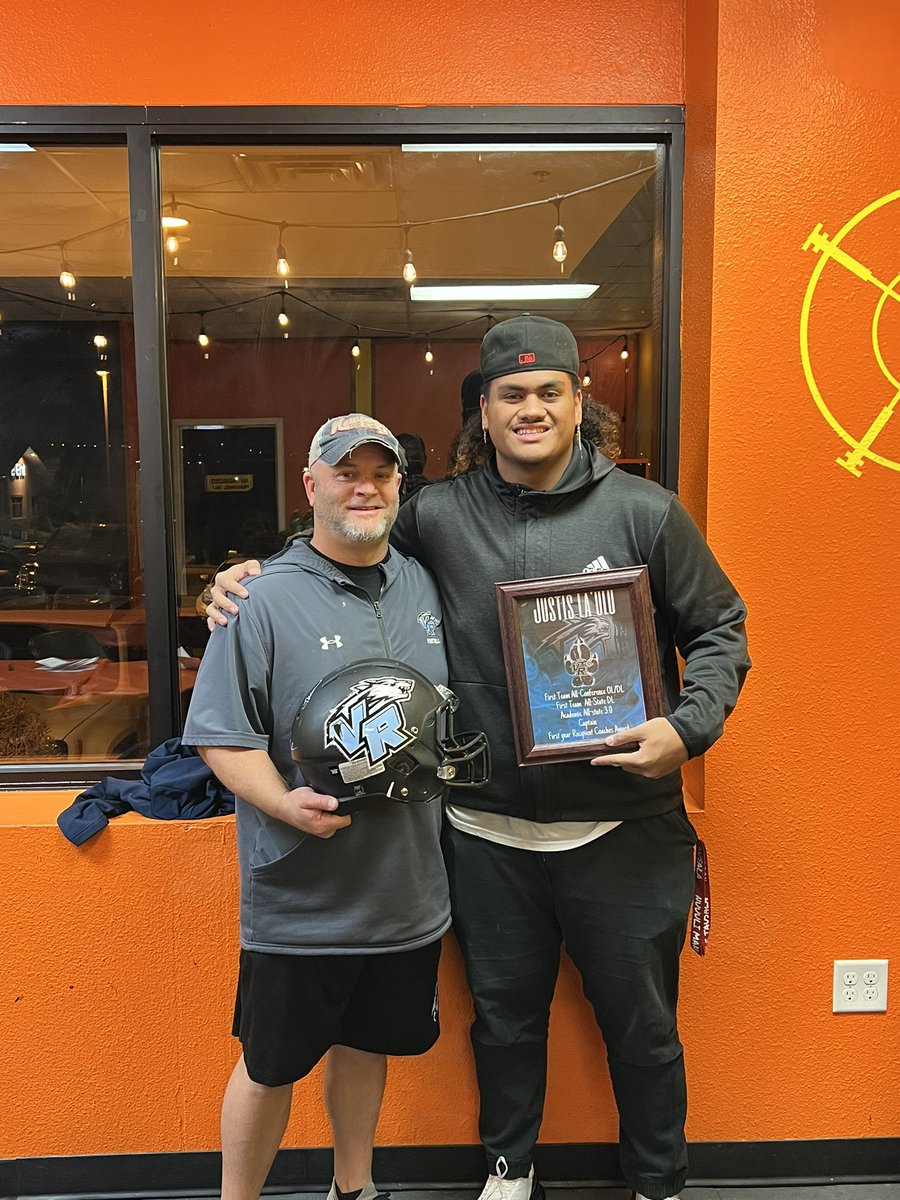 CoachDooleyWRs's tweet photo. Coaching Matters😤‼️
@WeAreVR_FB 🐺 is truly grateful for @Coach22V’s dedication to our kids and a #ALLIN culture! He’s a servant leader that lifts this team up & puts his players first everyday! #SomeDoSomeDont https://t.co/DtseRZ0jVS