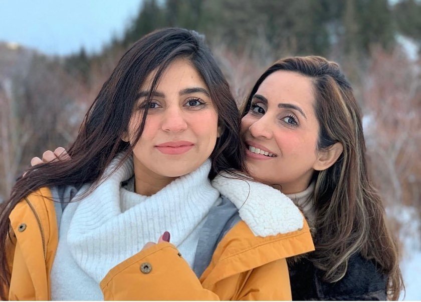 #SanamBaloch with her sister in her recent click 🧡