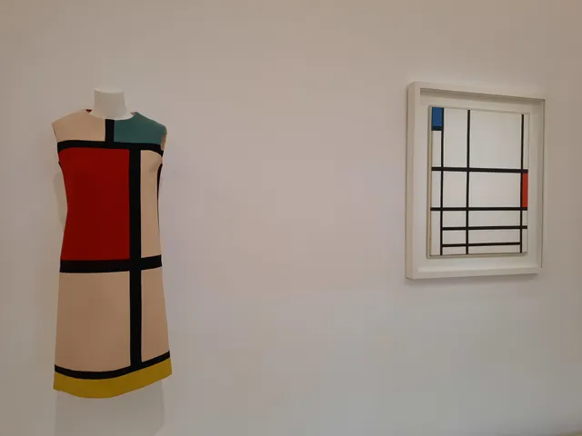 franceinter's tweet photo. Yves Saint Laurent : les six plus grands musées parisiens ouvrent leurs collections permanentes à des tenues du couturier, qui s'est inspiré des Beaux-Arts tout au long de sa carrière.

➡ : https://t.co/6SAqWwyGHx https://t.co/kT7FvHjFZd
