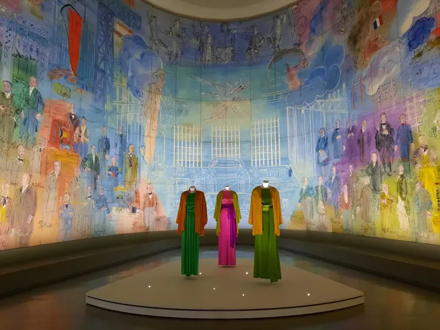 franceinter's tweet photo. Yves Saint Laurent : les six plus grands musées parisiens ouvrent leurs collections permanentes à des tenues du couturier, qui s'est inspiré des Beaux-Arts tout au long de sa carrière.

➡ : https://t.co/6SAqWwyGHx https://t.co/kT7FvHjFZd