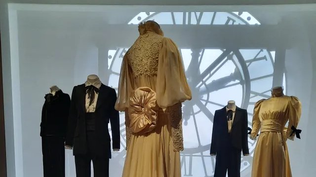 franceinter's tweet photo. Yves Saint Laurent : les six plus grands musées parisiens ouvrent leurs collections permanentes à des tenues du couturier, qui s'est inspiré des Beaux-Arts tout au long de sa carrière.

➡ : https://t.co/6SAqWwyGHx https://t.co/kT7FvHjFZd