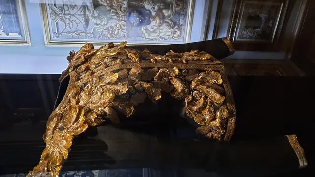 franceinter's tweet photo. Yves Saint Laurent : les six plus grands musées parisiens ouvrent leurs collections permanentes à des tenues du couturier, qui s'est inspiré des Beaux-Arts tout au long de sa carrière.

➡ : https://t.co/6SAqWwyGHx https://t.co/kT7FvHjFZd