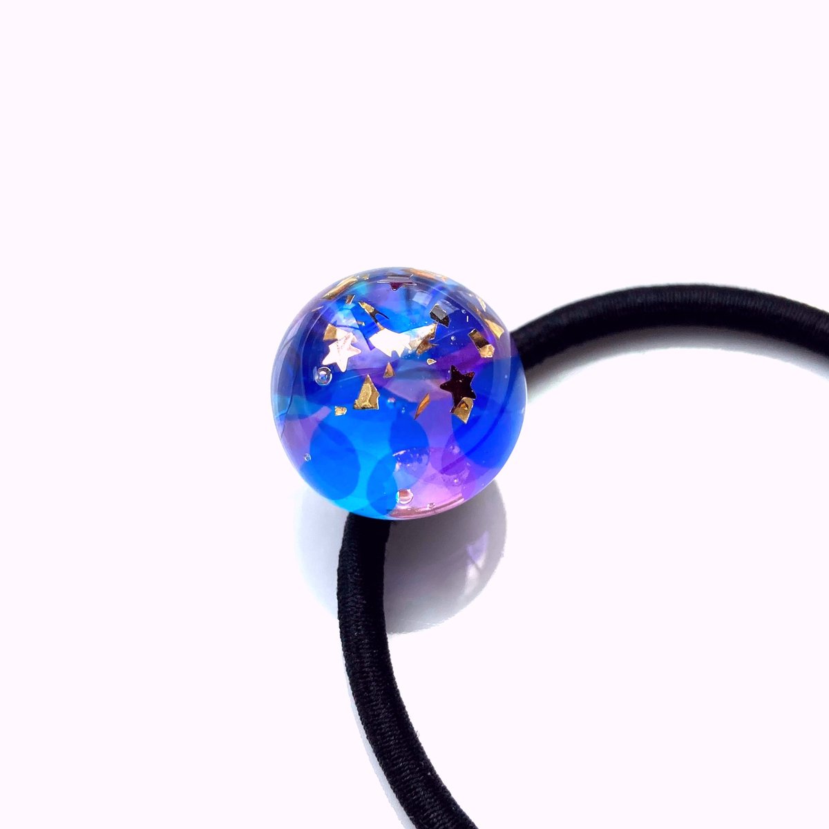 tsuguminogi's tweet photo. ここからツリーで撮った写真を載せていきますね✨
新色の『空』イメージのころりんヘアゴムです。ゴムはしっかりした国産を使用。

#レジンアクセサリー #ハンドメイド #紙で色を表現 https://t.co/nN3lljNHJg