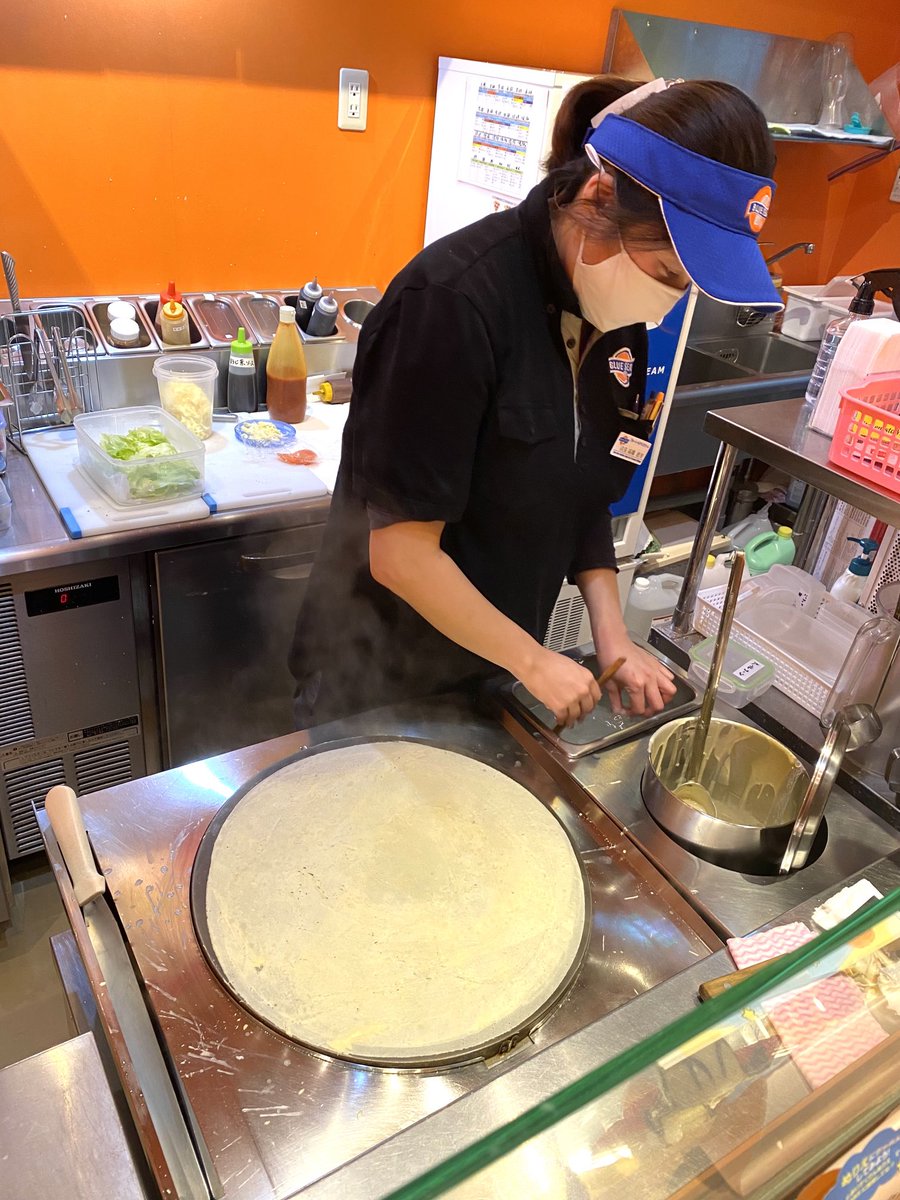 yasushi37's tweet photo. 羽田空港のブルーシールアイスで美味しいクレープをゲット*\(^o^)/*

#クレープ
#羽田空港 https://t.co/60KE4VYBh7