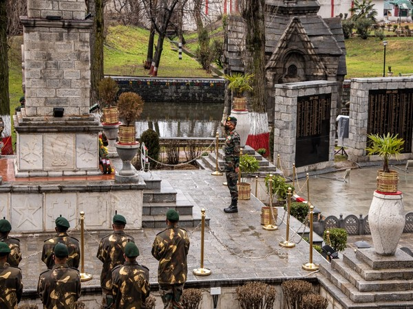 YunusKashmir's tweet photo. Lieutenant General #DPPandey led the # ChinarCorps in paying glowing tributes to the fallen soldiers by laying a wreath at Chinar Corps War Memorial in a solemn ceremony on the occasion of #RepublicDay. https://t.co/7xik2j9JRE