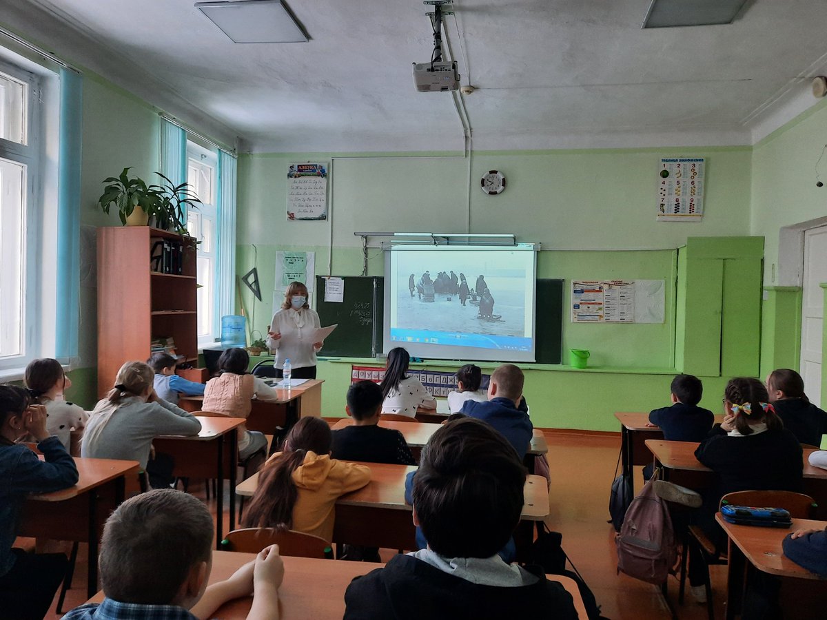 Сегодня в нашей школе прошёл Час Памяти 'Непобежденный Ленинград', посвящённый 78-й годовщине снятия Блокады Ленинграда. Благорим за проведение мероприятия зав. детской библиотеки - филиала 1, Кацаеву Юлию Геннадьевну.