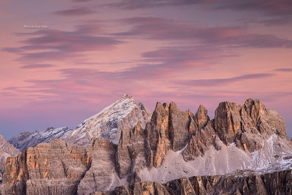 «Si può trovare un aggettivo esatto per definire quella tinta così diversa da tutte le altre montagne, che al sottoscritto, ogni volta che ci fa ritorno e la rivede, provoca un trasalimento interno, risollevando ricordi struggenti?» #DinoBuzzati 📸A. Masi - #crodadalago #dolomiti