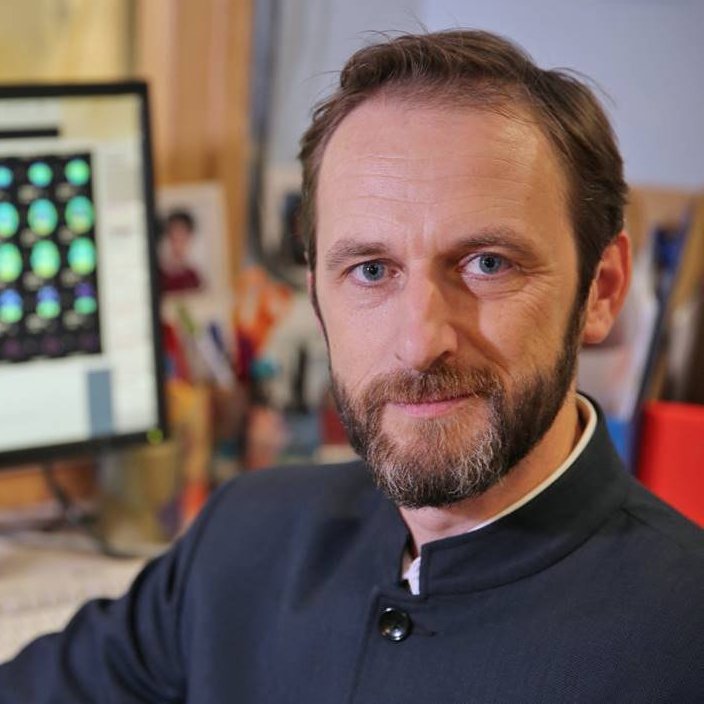 Cambridge_Uni's tweet photo. Neuroscientist James Rowe from @CambridgeFTD talks about the causes of #Dementia and risk factors like hearing loss.
Listen here π https://t.co/HLRNbY1H8l
@CambridgeBRC @mrccbu @CamNeuro https://t.co/FKBmcGDzGx