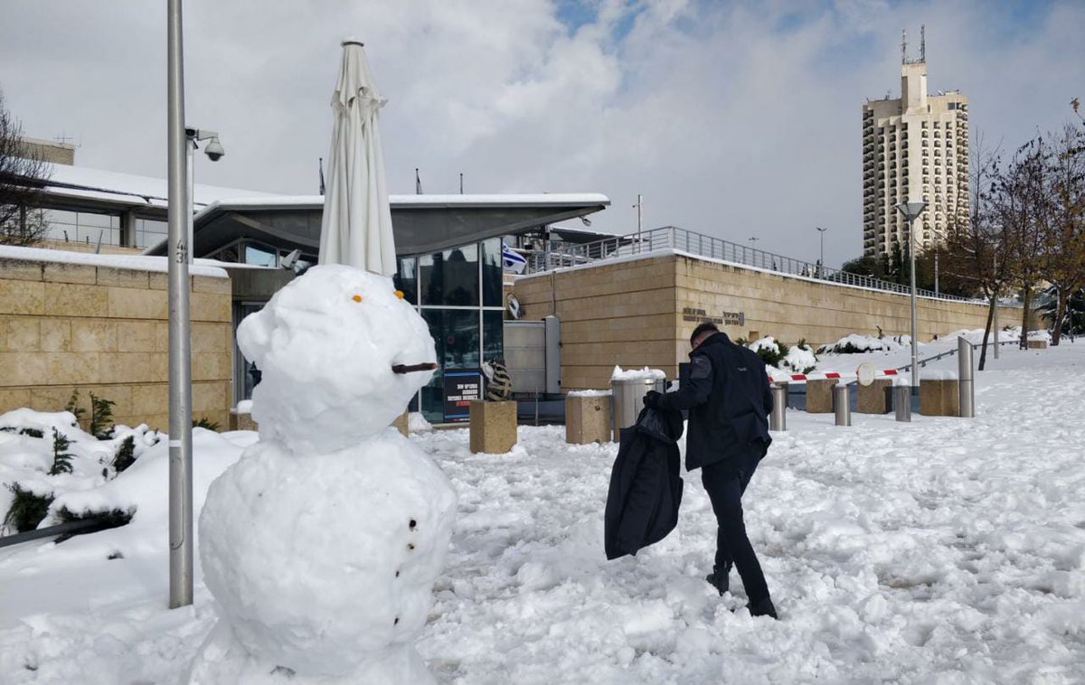 RonyYedidia's tweet photo. While most of my colleagues at @IsraelHebrew @IsraelMFA took advantage of today's #snowday to #WFH, a few hardy souls like Ben Yudcovitch of @IsraEconomy braved the weather to be greeted by this snowman!🌨☃️⛄️❄️ https://t.co/MlLZiTL6zK