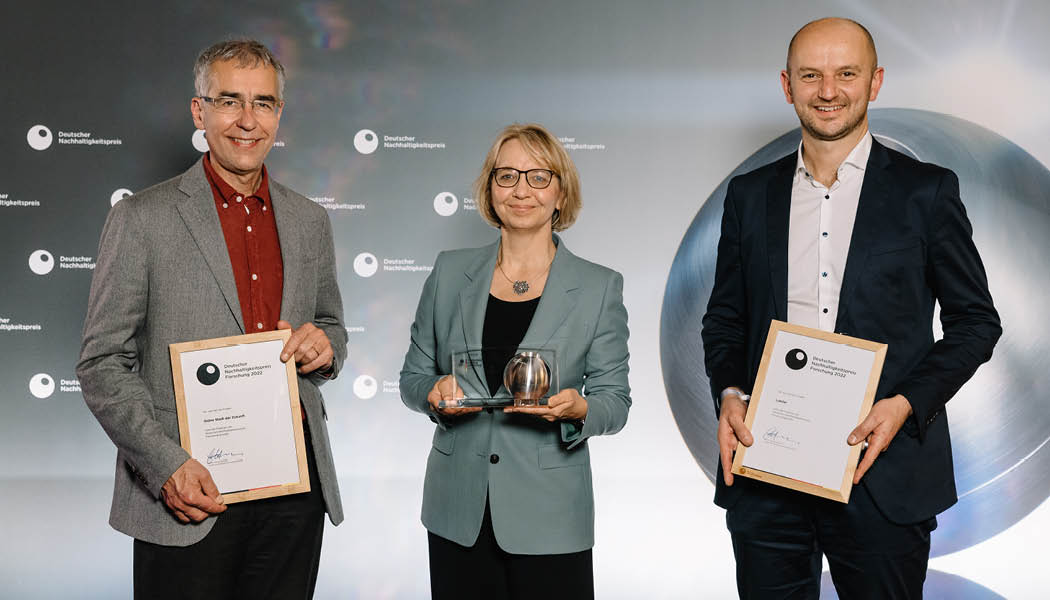 _DNP_'s tweet photo. 3 Projekte standen beim #DNP14 #Forschung im Finale. Im Mittelpunkt: die Anpassung an den #Klimawandel in Städten. Glückwunsch an das Siegerprojekt "HeatResilientCity".
Zu allen Projekten ➡️ https://t.co/3mYBG5932D
@BMBF_Bund @SynVerZ @StadtGrune @loklimfreiburg @soef_BMBF https://t.co/1PSAOAv4N6