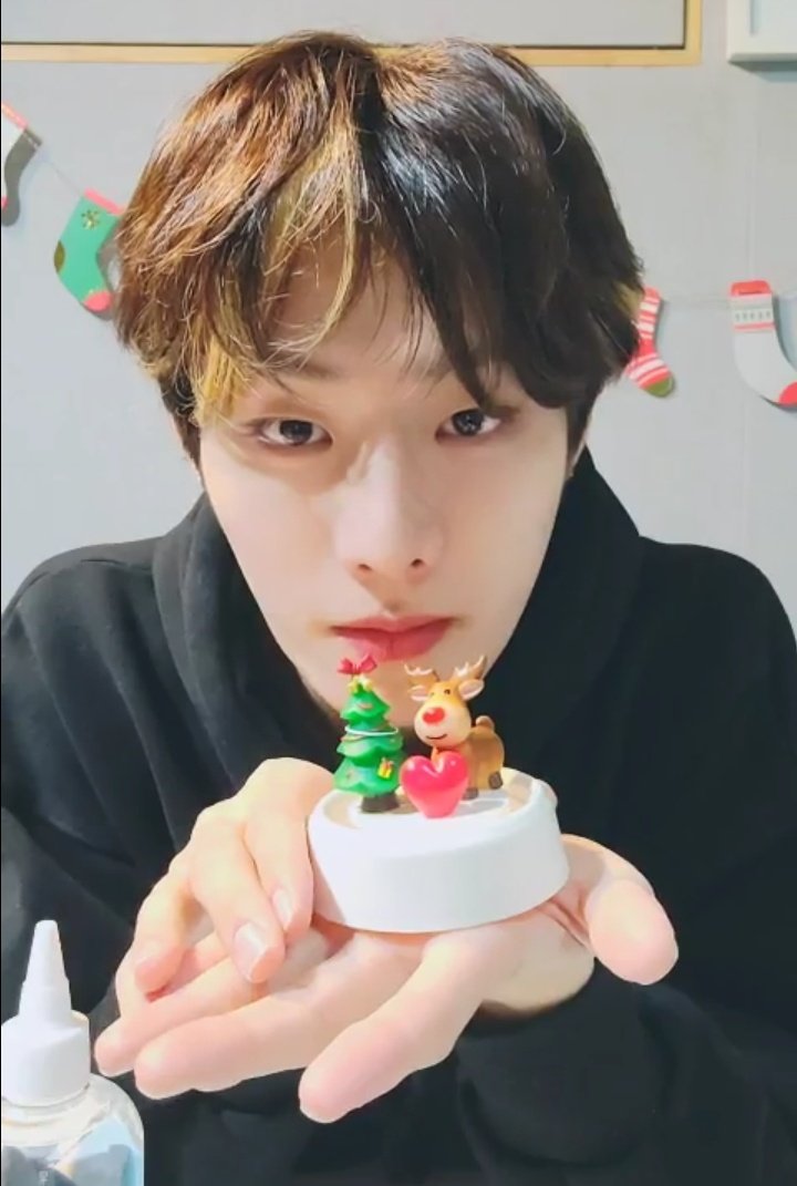 nsdeobinows's tweet photo. prizes for wayta never disappointed, the effort he  poured to give the best gift to us 🥺 he is so precious 😭💙 whoever won any of that, hope that you treasure it will love. but i want that calender too https://t.co/174R1r20X8