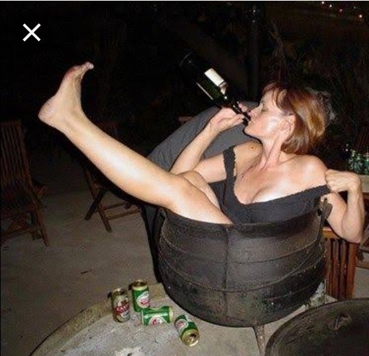 пьяные женщины в платьях. женщина бухает. пьяные девушки в колготках. пьяные дамы. английские женщины.