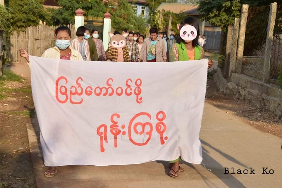KaungKhantHto10's tweet photo. "ပြည်တော်ဝင်ဖို့ ရုန်းကြစို့"

Protesters in northwestern plain region of #Monywa Tsp took the streets without fear of rejecting the military dictatorship this evening.

#2022Jan27Coup 
#WhatsHappeninglnMyanmar https://t.co/KC575lVn6s