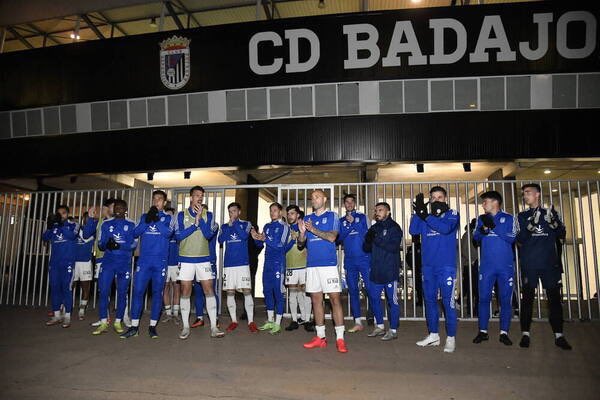 analisisCDB's tweet photo. Cuando equipo y afición unidos luchan por lo mismo, no hay quien nos pare de verdad ⚔️🤍🖤 https://t.co/MYDECE5Uq3