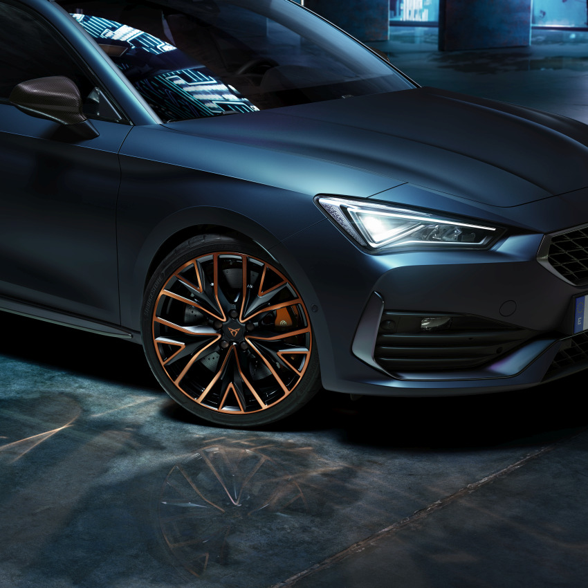 SEATcz's tweet photo. #CUPRA znovu rozšiřuje svou nabídku vysokovýkonných vozů a představuje model CUPRA Leon VZ CUP, který je nyní ještě atraktivnější. K tomu přispívá řada nových komponentů od exteriéru až po interiér. https://t.co/2bZfm84FsZ