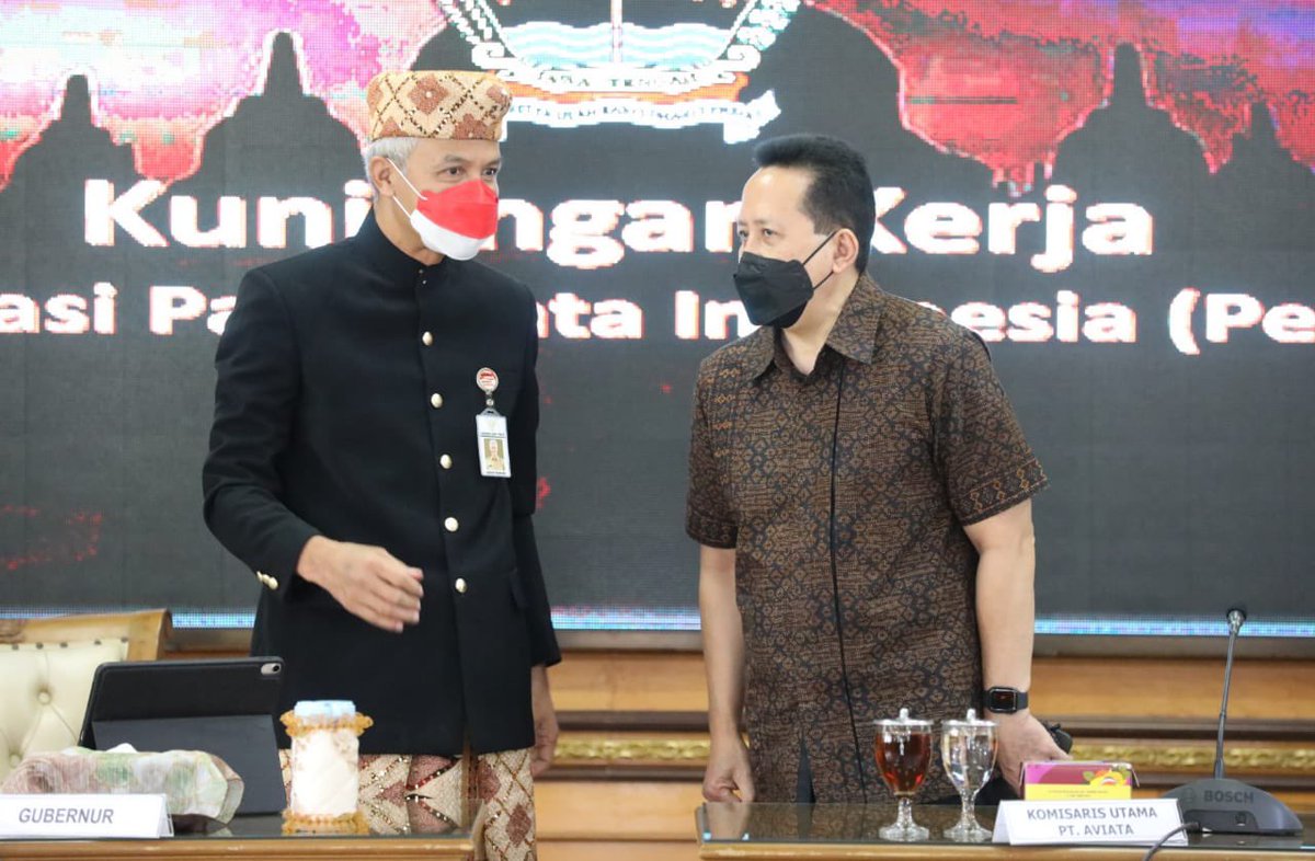 Ganjar Pranowo (@ganjarpranowo) on Twitter photo Siang tadi Mas <a href="/Triawan/">Triawan Munaf</a> main ke kantor. Beliau sekarang ini Komut PT. Aviasi Pariwisata Indonesia. Karena di Jateng banyak sekali destinasi wisata yg eksotis, beliau sangat tertarik untuk ikut mengembangkan. Siang tadi Mas <a href="/Triawan/">Triawan Munaf</a> main ke kantor. Beliau sekarang ini Komut PT. Aviasi Pariwisata Indonesia. Karena di Jateng banyak sekali destinasi wisata yg eksotis, beliau sangat tertarik untuk ikut mengembangkan.