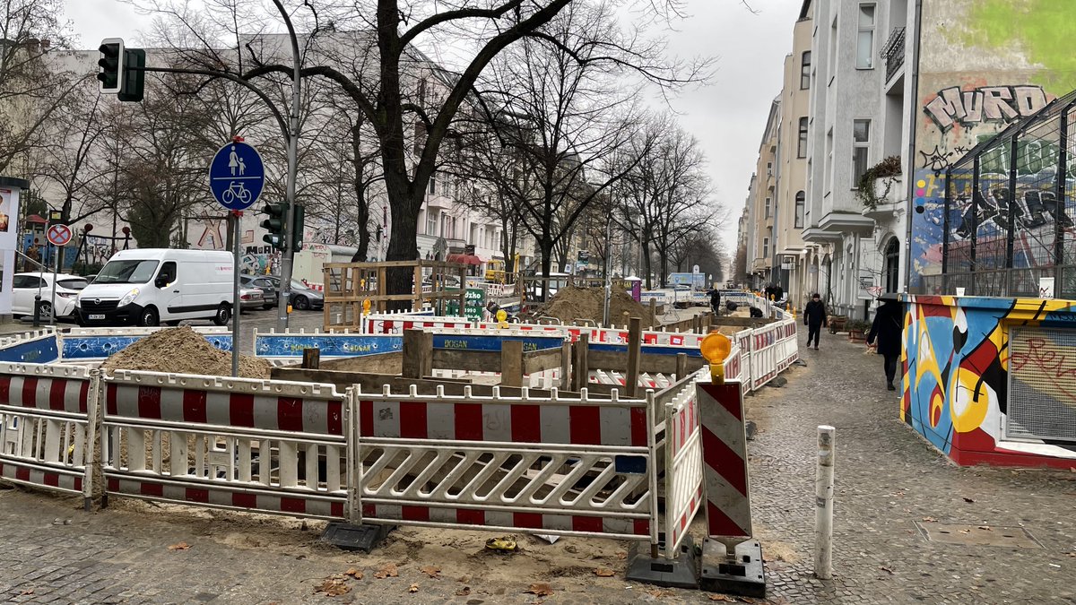 Der Fußweg an der Grolmanstraße wurde noch weiter eingeschränkt und das temporäre Fuß-/Radweg-Schild ist immer noch da.

Hier war nie ein Radweg und die Straße ist frei.

Kein Amt reagiert. 
Radler klingeln und fahren. 
Fußgänger sind bloß Dreck.