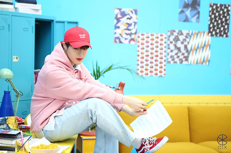 YoonHyunsukBR's tweet photo. [#PIC] 27.01.22 - Atualização no Naver da C9 com o Hyunsuk nos bastidores do Season's Greatings 2022! 🐰 (1)

🔗https://t.co/phK9fvx68u

#씨아이엑스 #CIX #현석 #HYUNSUK #炫晳 #윤현석 #FIX #CIX_RapperLine #StanWorld https://t.co/0Lb8BWmVtP