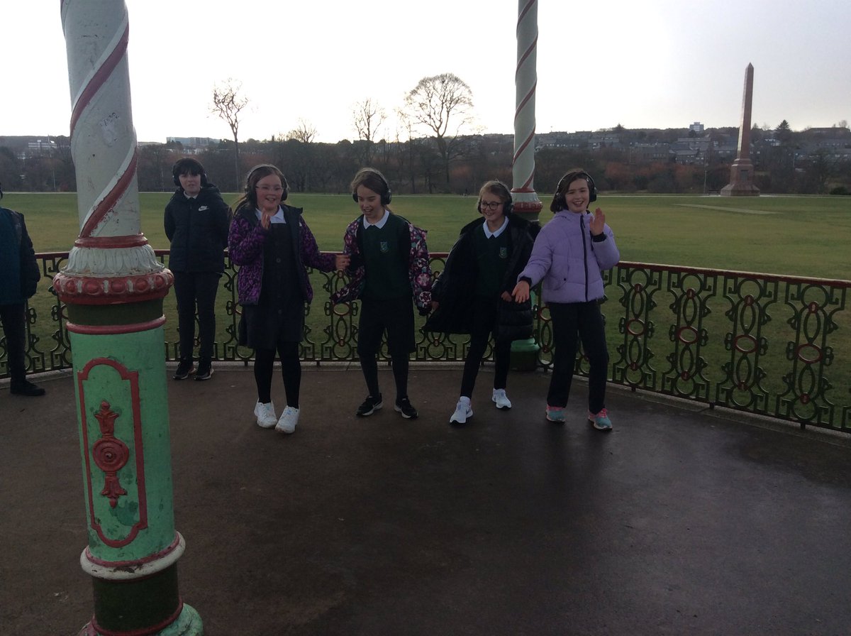 Great fun today with our silent disco walk to Duthie Park! The bandstand was our dancefloor! Thank you Fiona from SUSTRANS <a href="/SchoolBroomhill/">BroomhillSchool</a> 🕺💃🎧