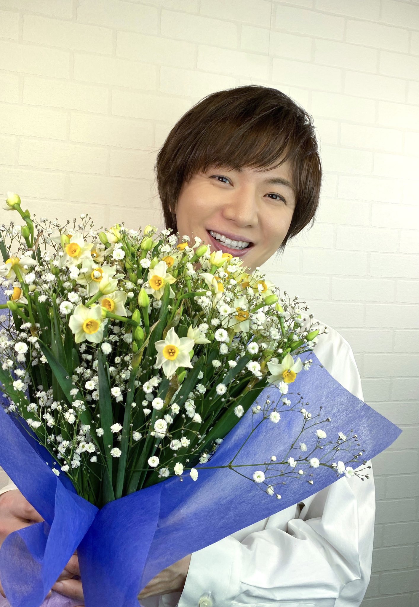 竹島宏スタッフ 公式 かすみ草 花言葉は 幸福 かすみ草と水仙の花束 水仙の花言葉は 希望 清楚な花同士まるで 互いを引き立てあうよう 今日も１日お疲れ様でした ひろネット 花便り 花言葉 花 水仙 かすみ草 感謝 絆 希望 幸福
